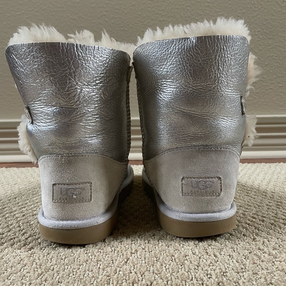 UGG Kids Metallic Silver Boots with Cream Fur - Picture 6 of 9